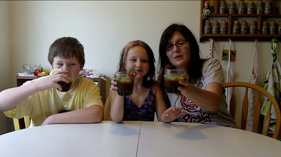 Two Kids Cooking Tv: Strawberry & Lemon Mint Iced Tea Video