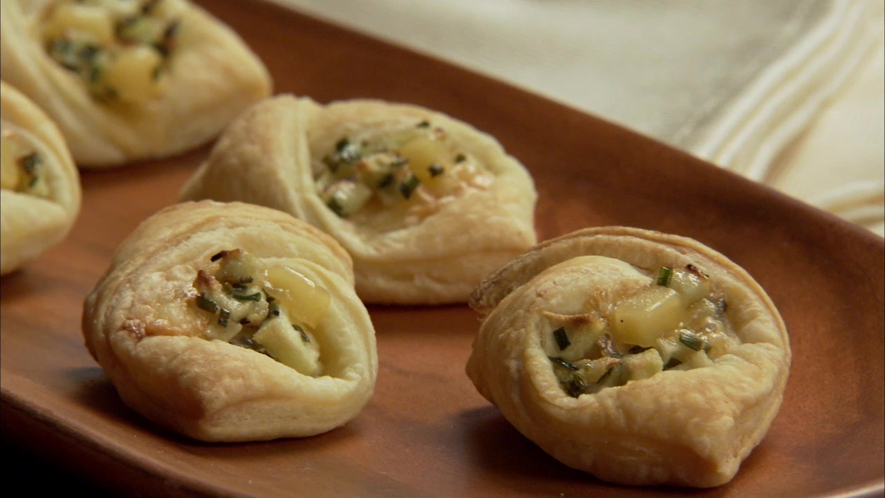 Smoked Gouda With Green Apples Puff Pockets Video