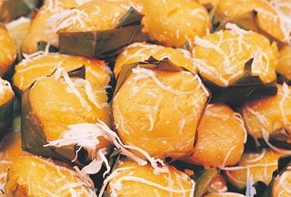 How to Eat Khanom Tan