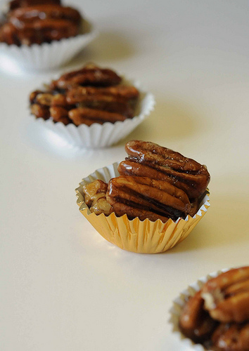 How to caramelize nuts
