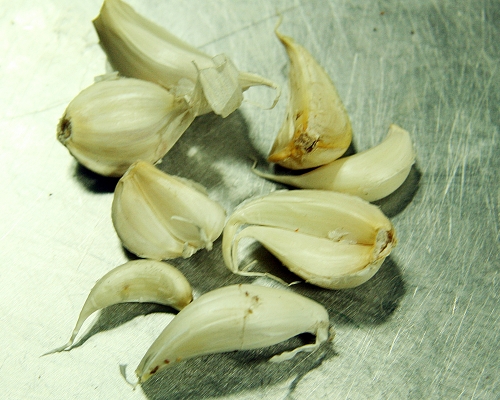 How To Use Garlic For Skin Care
