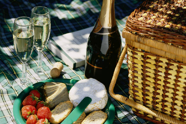 Top 5 Romantic Picnic Foods For Valentine's Day