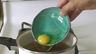 Quick Tips To Poach An Egg Video