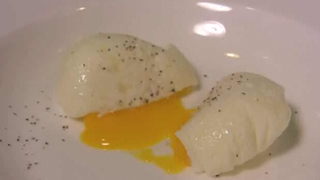 Tips To Poach Eggs With Plastic Wrap Video