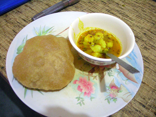 How to eat aloo-poori? 