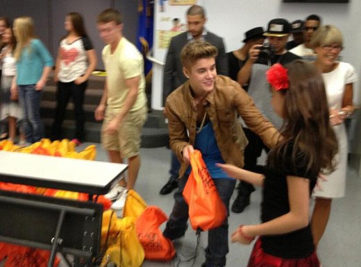 Justin Bieber Delivers Food to Las Vegas School